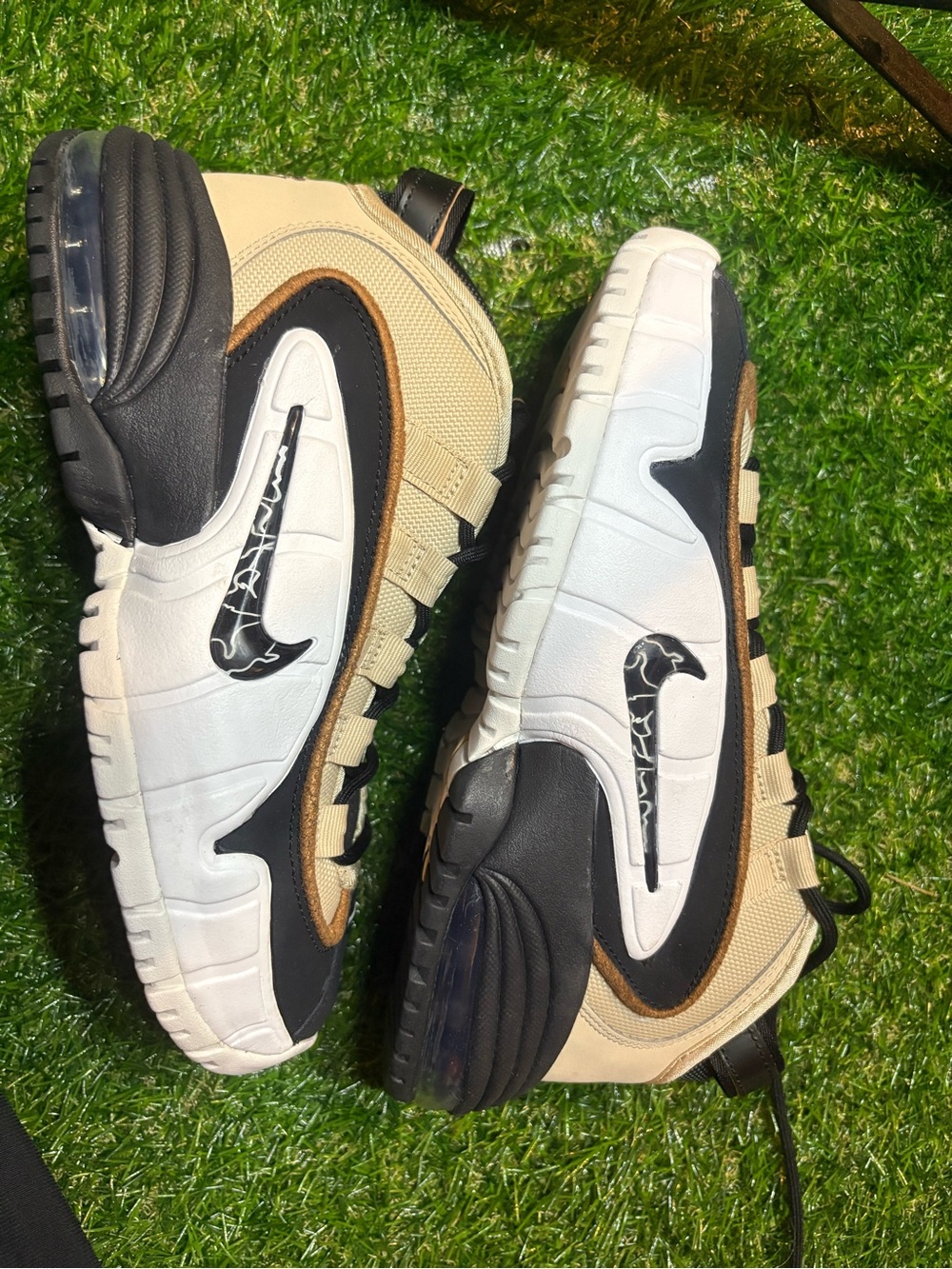 Nike Air Max Pennys Beige, white and Black Athletic shoes. Men’s 6, women’s 7.5